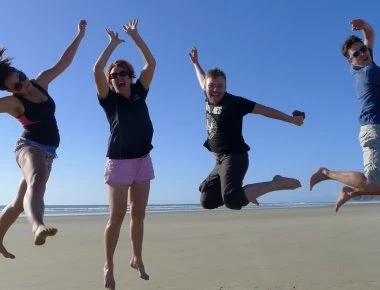 Τι θα συμβεί στη Γη αν όλοι οι άνθρωποι πηδήξουν ταυτόχρονα;